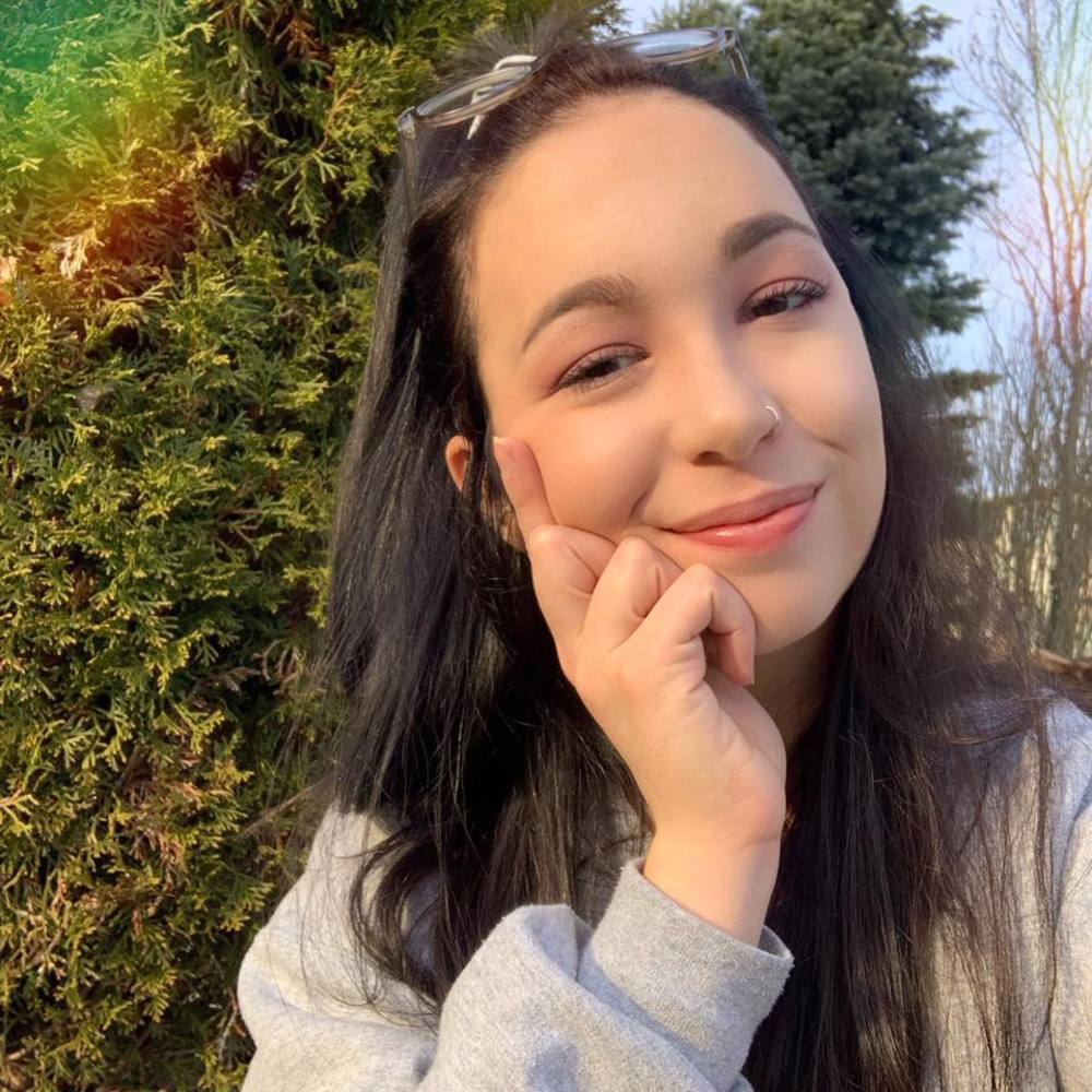 Meet your Posher, Alexis